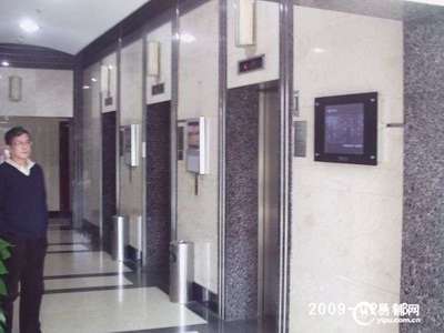 地鐵3-4-9號線交匯，景鴻大樓112平精裝辦公空間，家具全配，即刻入駐